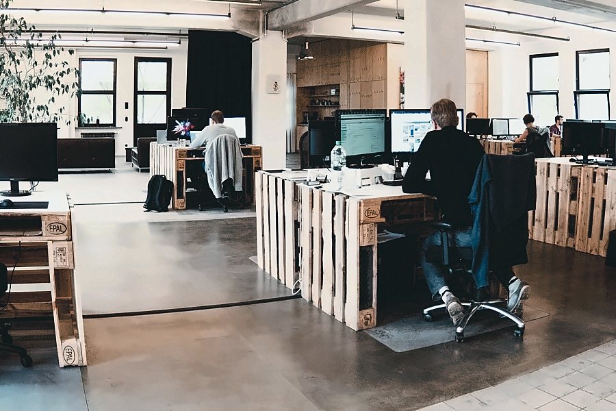 Das Büro von seo-nest: Schreibtische aus Europaletten