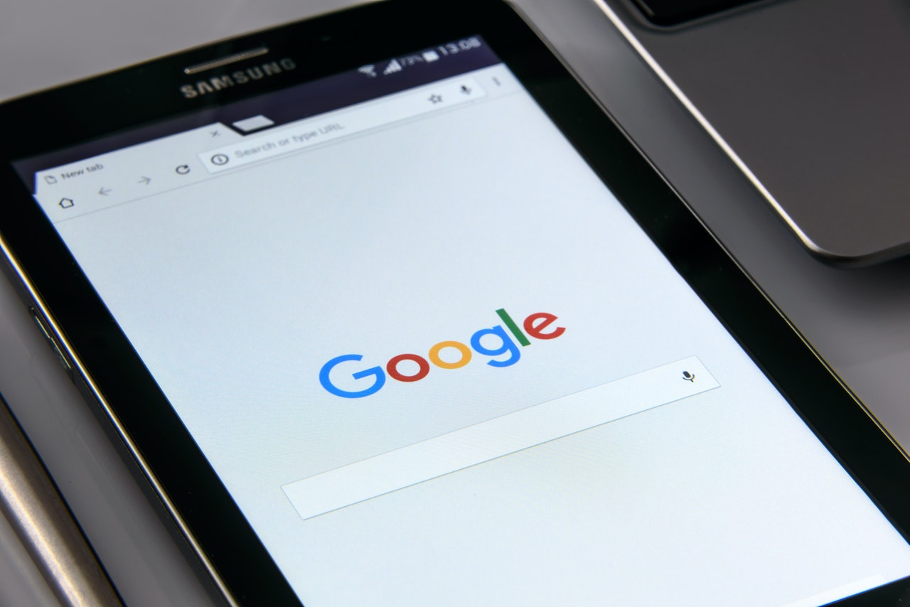 Google Ranking Faktoren beziehen die Art des Devices ein Handy mit Google-Emblem: Mobile Rankings wichtiger als Desktop-Rankings