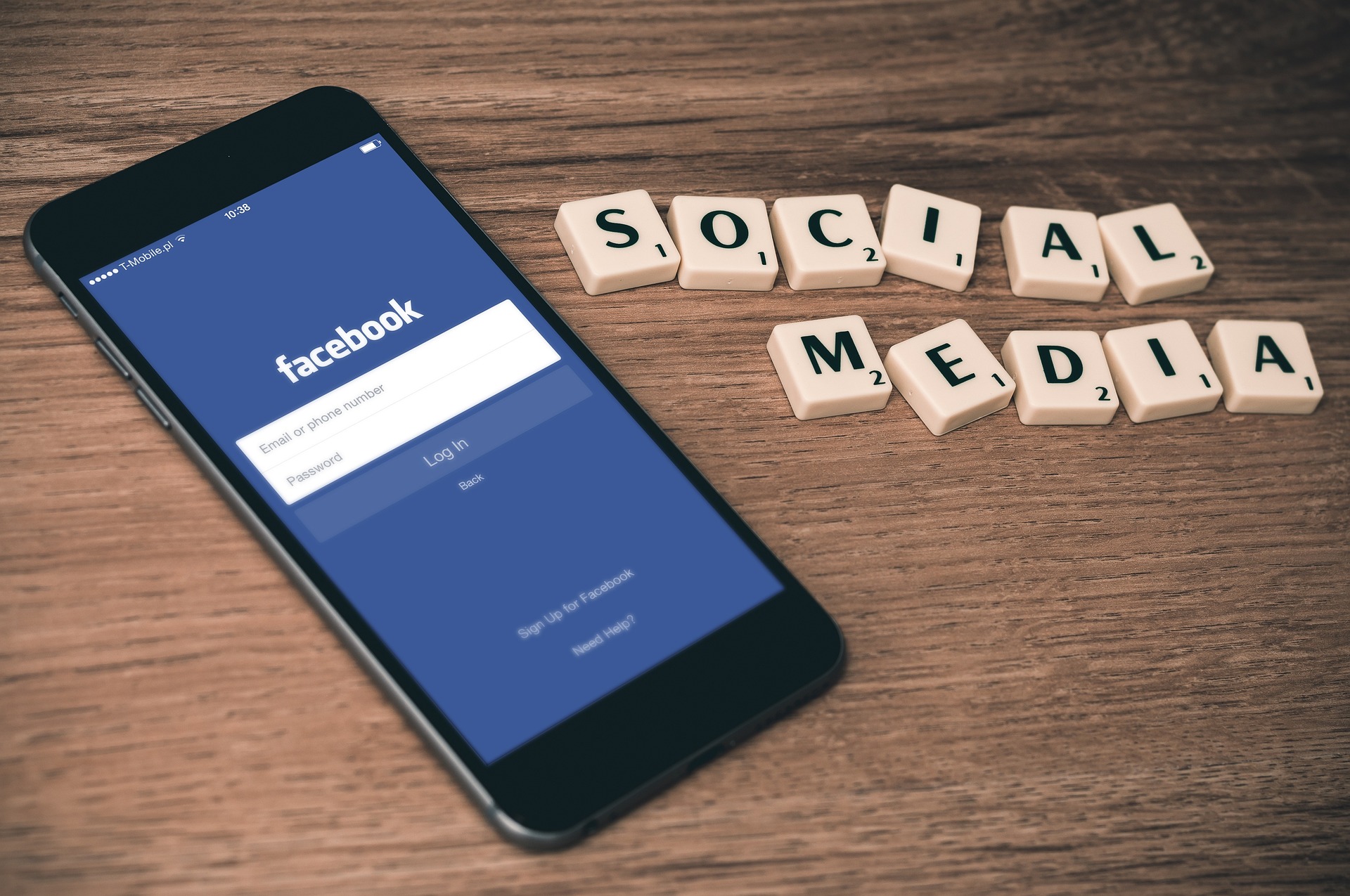 Facebook-Login und Buchstabensteine (Social Media)